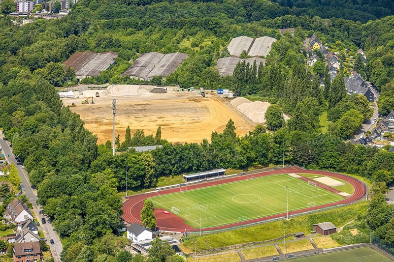 Aerial view, fallow land after demolition THW Areal Logistikzentrum Talburgstraße, football stadium and athletics stadium Am Sportfeld, SSVg 09/12 Heiligenhaus e. V., Isenbügel, Heiligenhaus, Ruhr area, North Rhine-Westphalia, Germany, DE, Europe, halls, aerial view, aerial photography, aerial photography, overview, bird's-eye view, overview