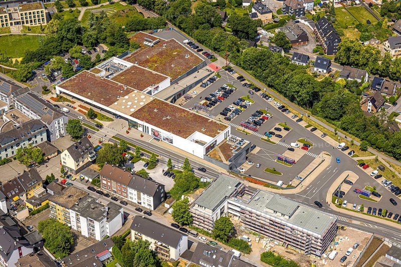Aerial view, Forum Hitzbleck shopping centre at Hefelmann-Park, Westfalenstraße, panoramic cycle path, below construction site with new building Linderfelder Karree multi-generation house with day-care centre, dementia flat-sharing community and senior citizens' flats, Linderfeldstraße, Leubeck, Heiligenhaus, Ruhr area, North Rhine-Westphalia, Germany, construction work, construction area, building site, building plots, construction project, construction project, construction site, DE, shopping centre, shopping markets, shopping square, shopping centre, Europe, Lidl supermarket, aerial view, aerial photography, aerial photography, local supply centre, new building, overview, bird's-eye view, akzenta, birds-eyes view, overview