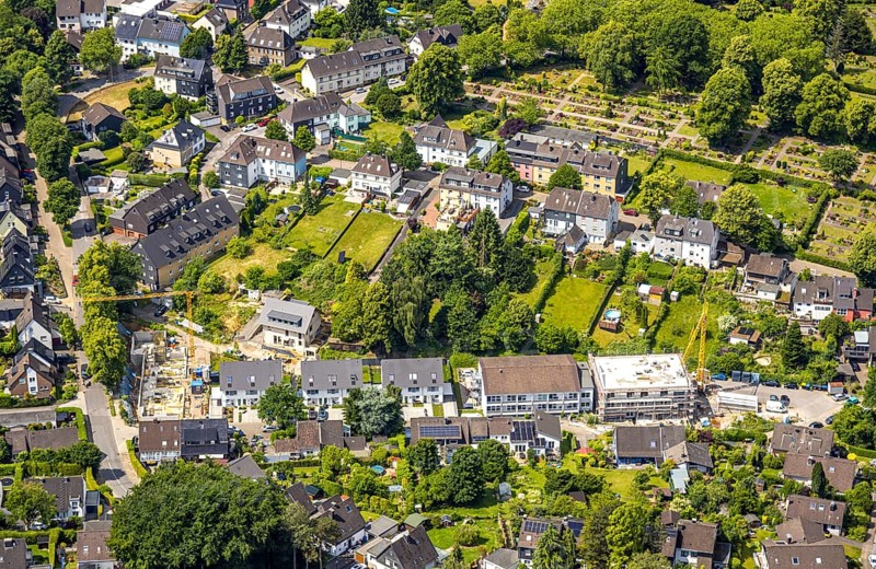 Aerial view, construction sites on Lindenstraße, residential buildings with meadows and allotments, Leubeck, Heiligenhaus, Ruhr area, North Rhine-Westphalia, Germany, construction work, construction area, building site, building plots, construction project, construction site, DE, Europe, aerial view, aerial photography, aerial photography, new building, overview, bird's-eye view, overview