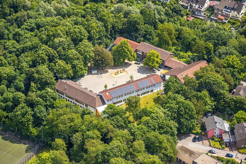 Aerial view, St. Suitbertus Municipal Catholic Primary School with schoolyard, roof with solar panels and green trees, Heiligenhaus, Ruhr area, North Rhine-Westphalia, Germany, education, educational institution, DE, roof with solar panels, Europe, primary school, educational institute, aerial view, aerial photography, aerial photography, photovoltaic system, school, solar, solar system, solar roof, solar energy, solar panels, solar power system, overview, bird's eye view, birds-eyes view, overview
