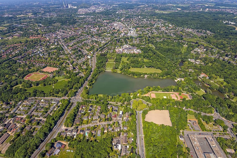 Aerial view, Berger See and neighbouring Schloss Berge with castle park, moated castle and hotel, Knappschaft Kliniken Gelsenkirchen-Buer and Rehaklinik Berger See, on the left district sports facility Lohmühle, above city view district Buer, Erle, Gelsenkirchen, Ruhr area, North Rhine-Westphalia, Germany