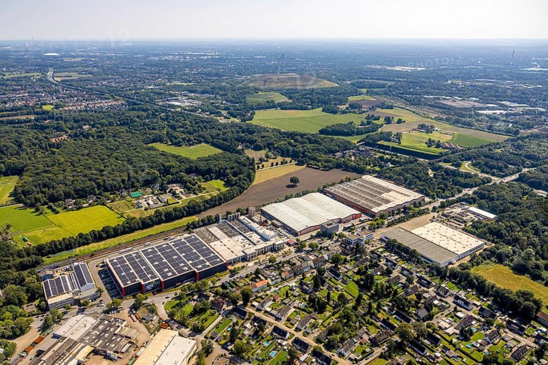 Aerial view, industrial estate Beisenstraße factory premises C.Jul. Herbertz GmbH - Swiss-Commerce Management GmbH with solar roof, Ellinghorst, distant view, Gladbeck, Ruhr area, North Rhine-Westphalia, Germany