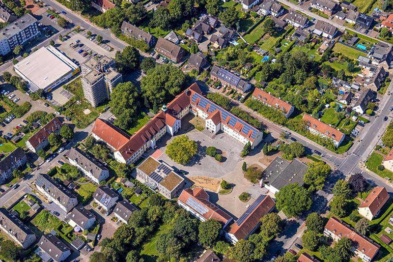 Aerial view, Südparkschule and schoolyard with tree, Brauck, Gladbeck, Ruhr area, North Rhine-Westphalia, Germany