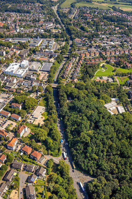 Aerial view, residential area on Essener Straße B224, forest and central accommodation centre (ZUE) for refugees Festwiese and Festplatz, Butendorf, Gladbeck, Ruhr area, North Rhine-Westphalia, Germany