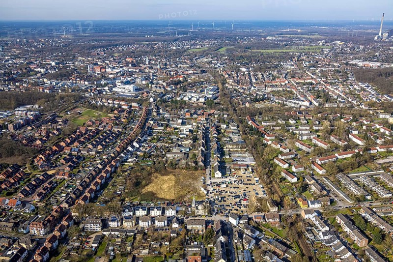 Aerial view, Mosque DITIB- Turkish Islamic Community of Gladbeck, Wielandstraße corner Bramsfeld, former site of furniture store Tacke with car parks, residential area and terraced house housing estate on Landstraße, Butendorf, Gladbeck, Ruhr area, North Rhine-Westphalia, Germany