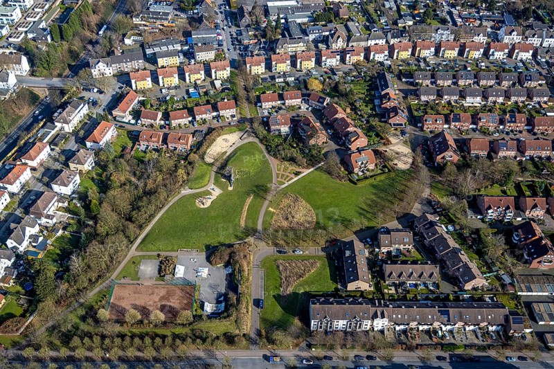 Aerial view, Bürgerpark with playground, residential area between Landstraße and Horster Straße, below basketball court and skater park, Butendorf, Gladbeck, Ruhr area, North Rhine-Westphalia, Germany