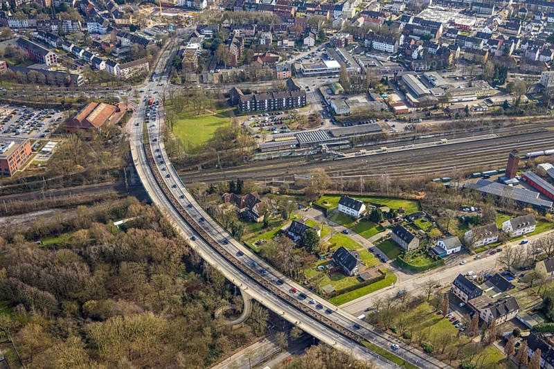 Aerial view, road traffic, Sandstraße bridge at Gladbeck-West railway station, Artur-Schirrmacher-Sporthalle, Rentfort, Gladbeck, Ruhr area, North Rhine-Westphalia, Germany