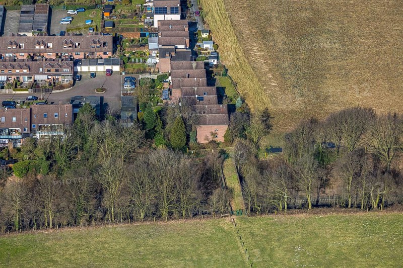 Aerial view, terraced house housing estate Hegemannsweg with green bridge over the railway line, Zweckel, Gladbeck, Ruhr area, North Rhine-Westphalia, Germany