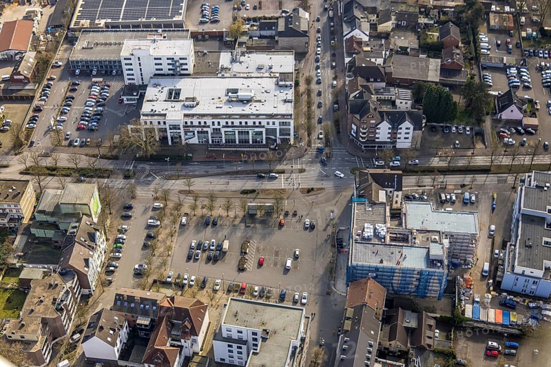 Aerial view, Glückauf Center Gladbeck shopping centre and market square with car parks, Gladbeck, Ruhr area, North Rhine-Westphalia, Germany