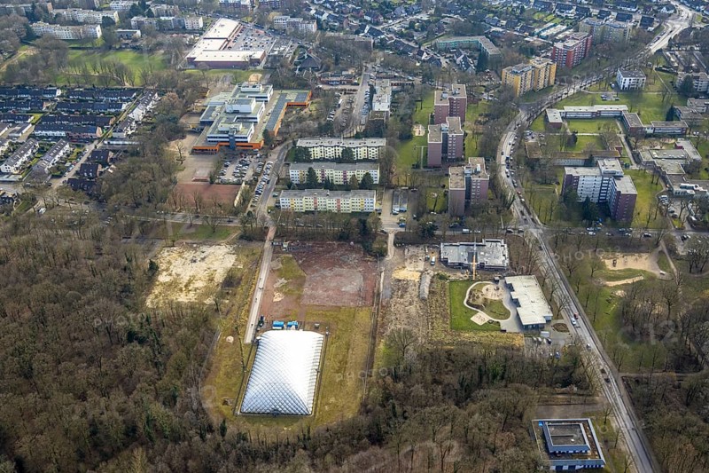Aerial view, Städt. Kita Berliner Straße Kindergarten, construction site with new kindergarten on the corner of Berliner Straße and Entfieldstraße, air dome on the former sports field, high-rise housing estate and Ingeborg-Drewitz-Gesamtschule IDG with solar roof, Rentfort, Gladbeck, Ruhr area, North Rhine-Westphalia, Germany
