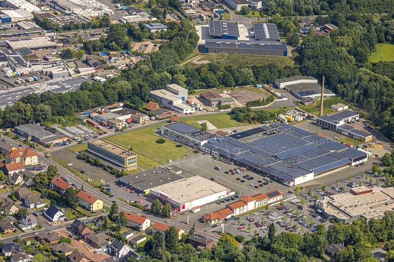 Aerial view, ex-OLG building, Römerstraße 18 in the Hövel industrial estate, Hammer Fachmarkt Hamm and Thomas Philipps Schnäppchenmarkt with solar panels, Bockum-Hövel, Hamm, Ruhr area, North Rhine-Westphalia, Germany