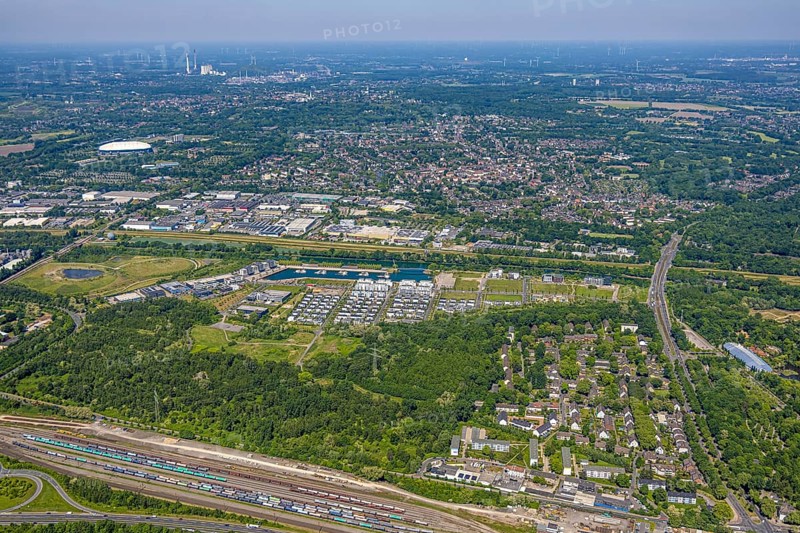 Aerial view, Graf Bismarck Johannes-Rau-Allee urban quarter, residential complex and Stölting Marina marina on the Rhine-Herne Canal, Emscherstrasse industrial estate, Bismarck, Gelsenkirchen, Ruhr area, North Rhine-Westphalia, Germany