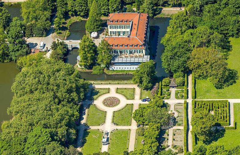 Aerial view, Schloss Berge with castle park, moated castle and hotel, Erle, Gelsenkirchen, Ruhr area, North Rhine-Westphalia, Germany