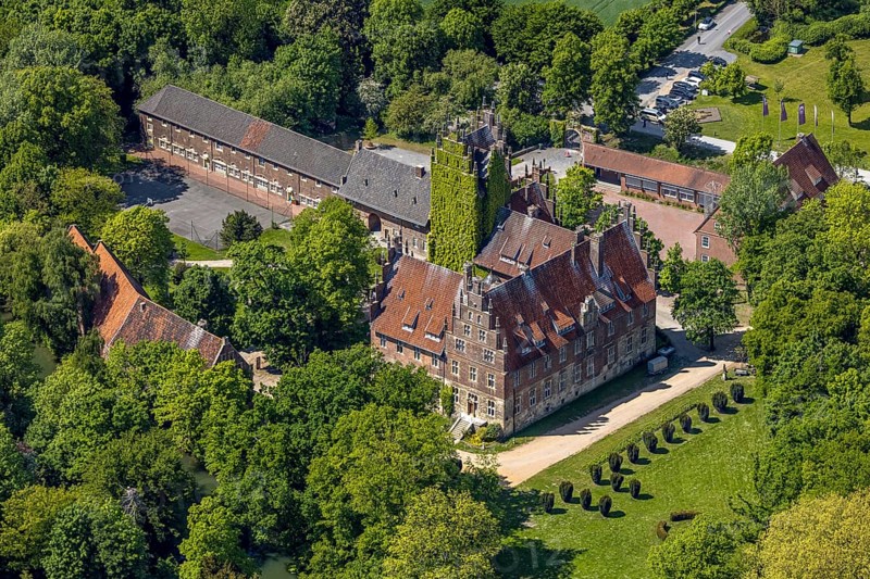 Aerial photo, storks and their nests on the roof of Heessen Castle, stork droppings on the roof, Uentrop, Hamm, Ruhr area, North Rhine-Westphalia, Germany