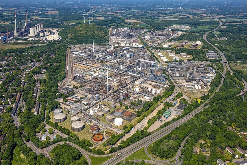 Aerial view, on the left the Scholven power station and the new combined cycle gas and steam turbine power station, Ruhr Öl Raffinerie Scholven, wind farm Halde Oberscholven, Scholven, Gelsenkirchen, Ruhr area, North Rhine-Westphalia, Germany
