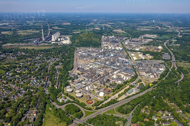 Aerial view, Scholven power plant and new combined cycle gas and steam turbine power plant, Ruhr Öl Raffinerie Scholven, wind farm Halde Oberscholven, Scholven, Gelsenkirchen, Ruhr area, North Rhine-Westphalia, Germany