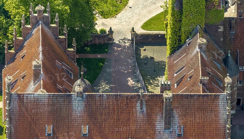 Aerial photo, storks and their nests on the roof of Heessen Castle, stork droppings on the roof, Uentrop, Hamm, Ruhr area, North Rhine-Westphalia, Germany