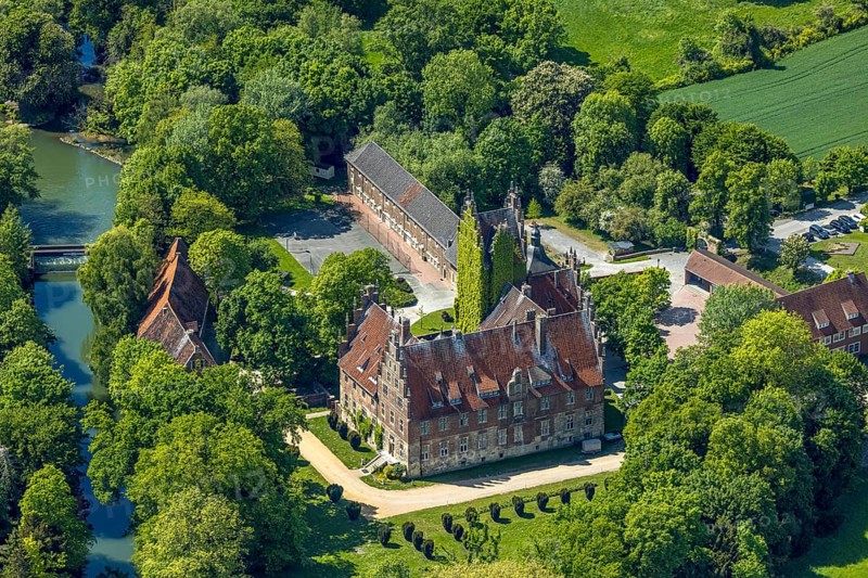 Aerial photo, storks and their nests on the roof of Heessen Castle, stork droppings on the roof, Uentrop, Hamm, Ruhr area, North Rhine-Westphalia, Germany