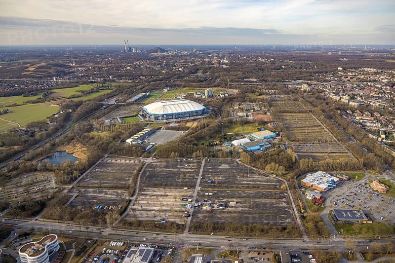 Aerial view, Bundesliga stadium Veltins-Arena of FC Schalke 04, also Arena AufSchalke football stadium, Berger Feld with training grounds, hotel facilities and Emscher-Lippe-Halle with sports paradise leisure pool with air dome, below Apollo Cinemas Multiplex KIno, top right Adenauer Allee 102 Refugee accommodation, Erle, Gelsenkirchen, Ruhr area, North Rhine-Westphalia, Germany