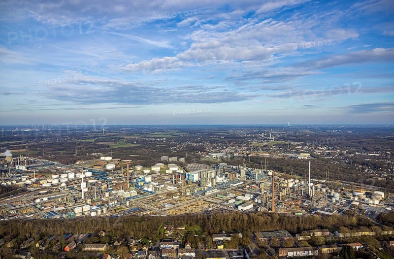 Aerial view, Chemiewerk Ruhr Öl GmbH - BP Gelsenkirchen, distant view and blue sky with clouds, Scholven, Gelsenkirchen, Ruhr area, North Rhine-Westphalia, Germany