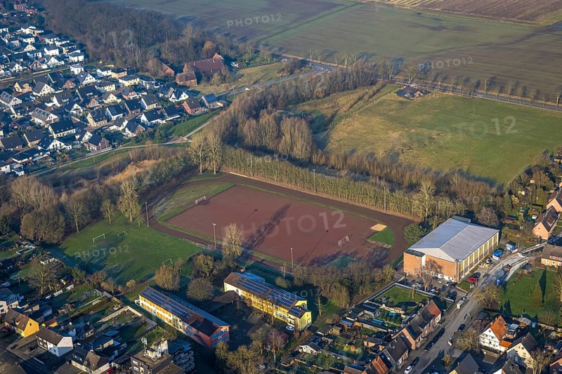 Aerial view, building area Südlich Horster Straße, Stefanhalle and old football pitch with meadow/field, between Am Eversbach and Stefanstraße, residential area Wohnpark Schulze-Everding, Bockum-Hövel, Hamm, Ruhr area, North Rhine-Westphalia, Germany