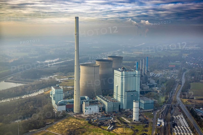 Aerial view, RWE Generation SE Gersteinwerk power plant, part of building construction site with demolition work, distant view with sky and haze, Stockum, Werne, Ruhr area, North Rhine-Westphalia, Germany
