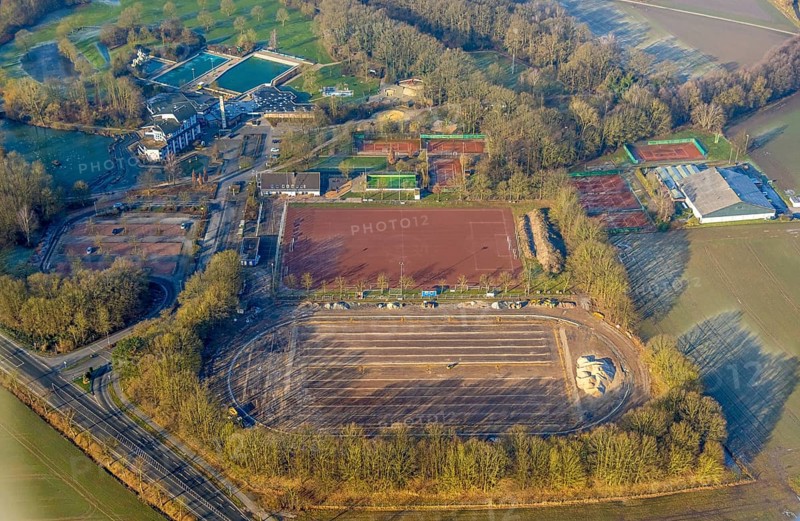Aerial view, Selbachpark, sports field football stadium 1. FC Pelkum e.V. and tennis courts, construction site athletics stadium, Hotel Selbachpark GmbH and outdoor swimming pool Selbachpark, district Pelkum, Hamm, Ruhr area, North Rhine-Westphalia, Germany
