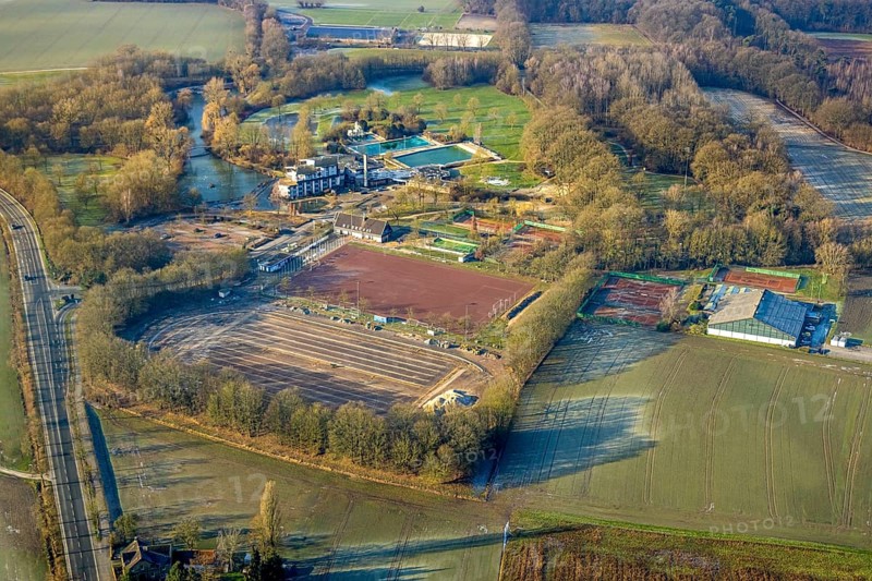 Aerial view, Selbachpark, sports field football stadium 1. FC Pelkum e.V. and tennis courts, construction site athletics stadium, Hotel Selbachpark GmbH and outdoor swimming pool Selbachpark, district Pelkum, Hamm, Ruhr area, North Rhine-Westphalia, Germany