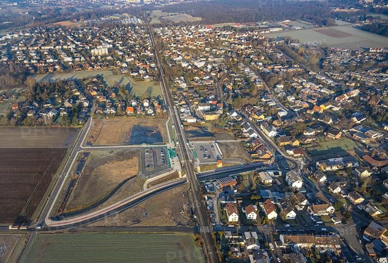 Aerial view, residential area Westtünnen, planned local transport connection with stop in Westtünnen, construction site at Südfeldweg and Von-Thünen-Straße for the future railway stop, railway line with railway bridge and housing estate with roundabout, car parks, possible building area Dierhagenweg, district Rhynern, Hamm, Ruhr area, North Rhine-Westphalia, Germany