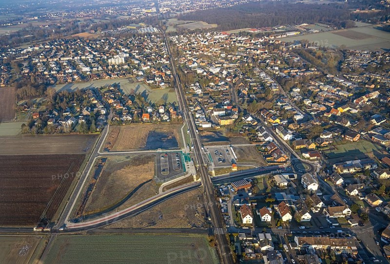 Aerial view, residential area in Westtünnen district, planned local transport connection with stop in Westtünnen, construction site on Südfeldweg and Von-Thünen-Straße for the future railway stop, railway line with railway bridge and housing estate with roundabout, car parks, Rhynern district, possible building area Dierhagenweg, Hamm, Ruhr area, North Rhine-Westphalia, Germany