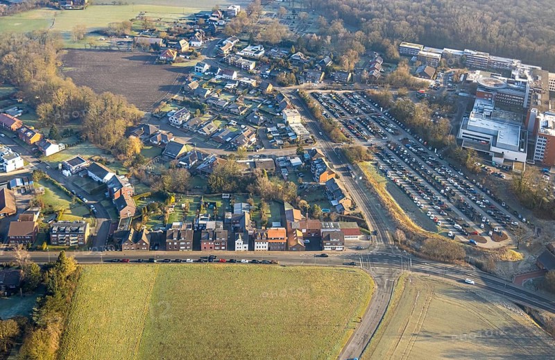 Aerial view, planned potential building areas between Vogelstraße, Ennigerweg and Ahlener Straße, cars parked on the roadside, St. Barbara-Klinik Hamm-Heessen and car parks, Heessen district, Hamm, Ruhr area, North Rhine-Westphalia, Germany