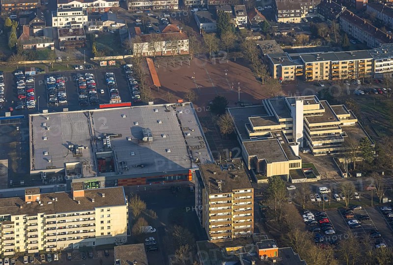 Aerial view, Höveler Markt market square and terraced town hall citizens' office, on the left the Rathaus-Center shopping centre, residential area with high-rise buildings, Bockum-Hövel, Hamm, Ruhr area, North Rhine-Westphalia, Germany