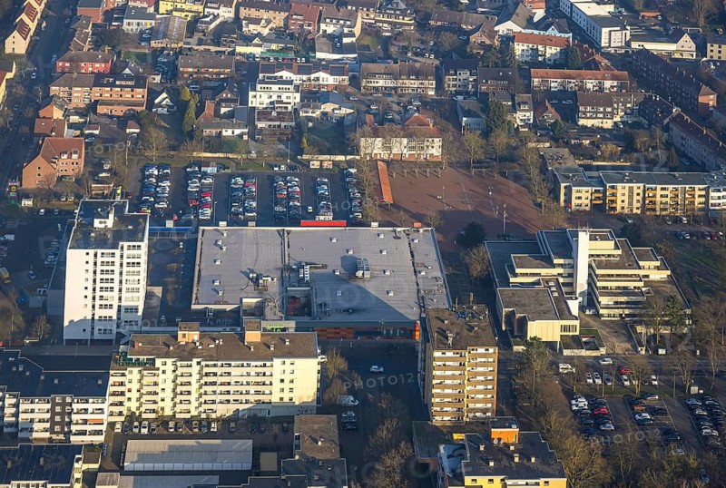 Aerial view, Höveler Markt market square and terraced town hall citizens' office, on the left the Rathaus-Center shopping centre, residential area with high-rise buildings, Bockum-Hövel, Hamm, Ruhr area, North Rhine-Westphalia, Germany