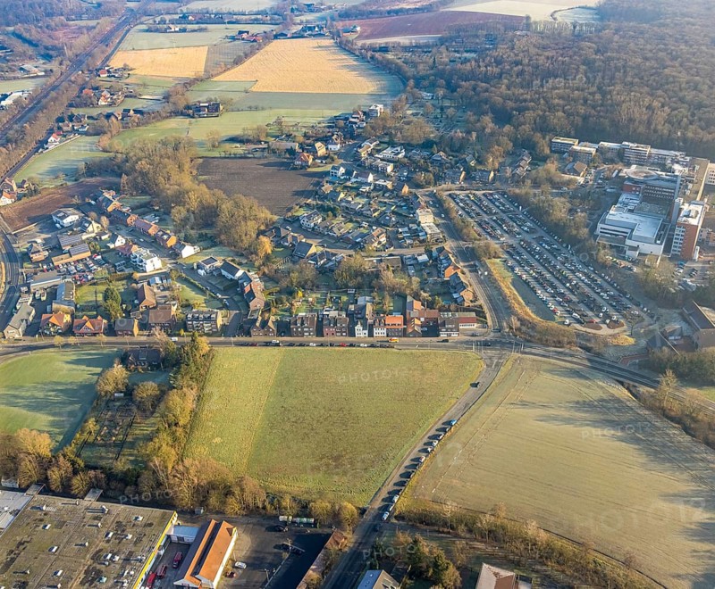 Aerial view, planned potential building areas between Vogelstraße, Ennigerweg and Ahlener Straße, cars parked on the roadside, St. Barbara-Klinik Hamm-Heessen and car parks, Heessen district, Hamm, Ruhr area, North Rhine-Westphalia, Germany
