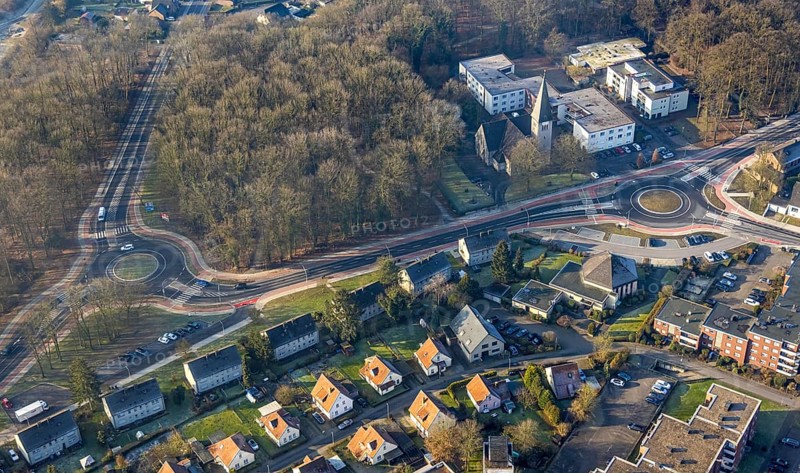 Aerial view, on the left new roundabout Hammer Straße and Bülowstraße, new roundabout Hammer Straße and Friedrich-Ebert-Straße next to the evang. Kreuzkirche parish with kindergarten, undten evangelisch-freikirchliche Gemeinde Bockum-Hövel (Baptisten), forest area, Bockum-Hövel, Hamm, Ruhr area, North Rhine-Westphalia, Germany