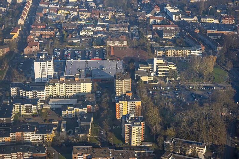 Aerial view, Höveler Markt market square and terraced town hall citizens' office, on the left the Rathaus-Center shopping centre, residential area with high-rise buildings, Bockum-Hövel, Hamm, Ruhr area, North Rhine-Westphalia, Germany