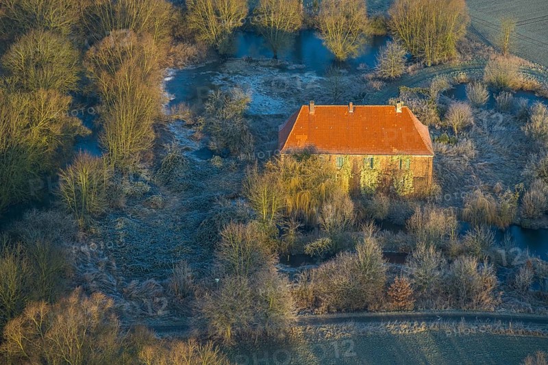 Aerial view, Haus Hohenover, historical landmark with plant growth on the house wall and red roof tiles, castle and manor on the river Ahse wetland between Norddinker and Süddinker, Uentrop, Hamm, Ruhr area, North Rhine-Westphalia, Germany