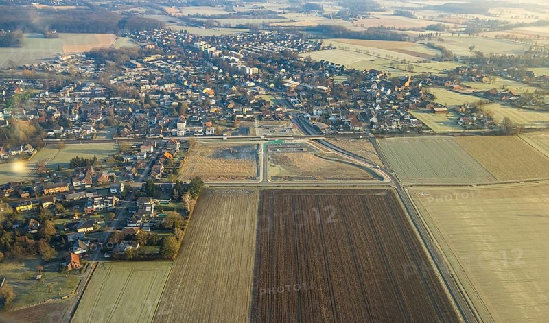 Aerial view, planned local transport connection with stop in Westtünnen, Südfeldweg, construction site on Südfeldweg and Von-Thünen-Straße for the future railway stop, railway line with railway bridge and housing estate with roundabout, car parks, Rhynern district, Hamm, Ruhr area, North Rhine-Westphalia, Germany