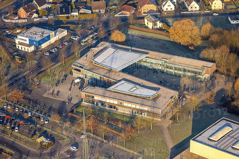Aerial view, Konrad-Adenauer Realschule and pupils in the schoolyard, Rhynern district, Hamm, Ruhr area, North Rhine-Westphalia, Germany