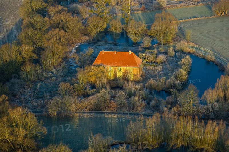Aerial view, Haus Hohenover, historical landmark with plant growth on the house wall and red roof tiles, castle and manor on the river Ahse wetland between Norddinker and Süddinker, Uentrop, Hamm, Ruhr area, North Rhine-Westphalia, Germany