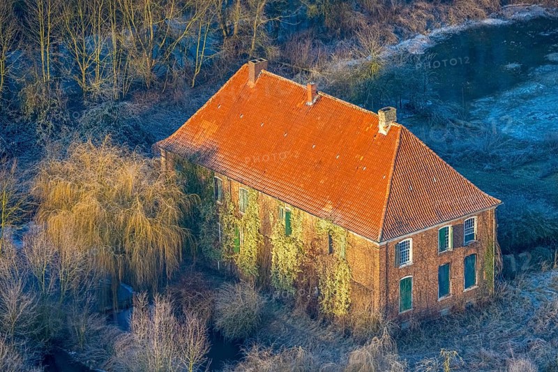 Aerial view, Haus Hohenover, historical landmark with plant growth on the house wall and red roof tiles, castle and manor on the river Ahse wetland between Norddinker and Süddinker, Uentrop, Hamm, Ruhr area, North Rhine-Westphalia, Germany