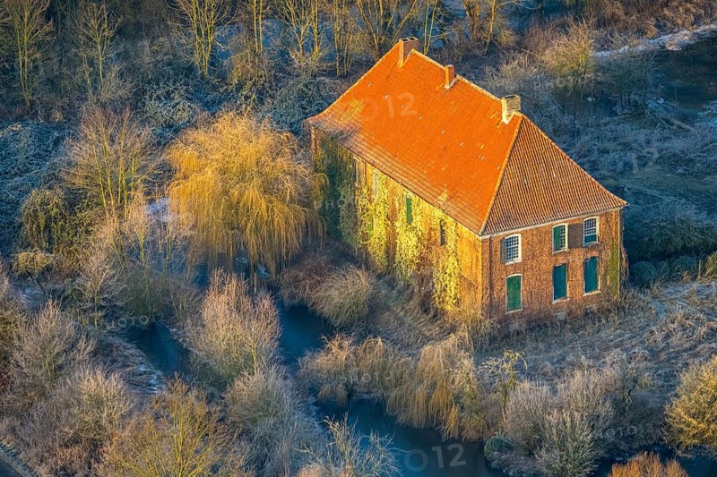 Aerial view, Haus Hohenover, historical landmark with plant growth on the house wall and red roof tiles, castle and manor on the river Ahse wetland between Norddinker and Süddinker, Uentrop, Hamm, Ruhr area, North Rhine-Westphalia, Germany