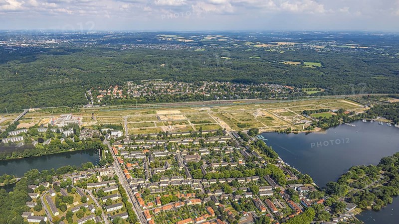 Aerial view, construction site of former marshalling yard Wedau for new Duisburg residential quarter at the Sechs-Seen-Platte, railway workers' housing estate Wedau and residential area district Bissingheim, Wedau, Duisburg, Ruhr area, North Rhine-Westphalia, Germany, railway area, construction work, construction area, construction site, building plots, construction, construction project, construction site, DE, Europe, large construction site, property tax, real estate, aerial view, aerial photography, aerial photography, new construction, overview, bird's-eye view, housing estate, housing and living, residential area, residential quality, residential neighbourhood, housing estate, residential district, birds-eyes view, overview
