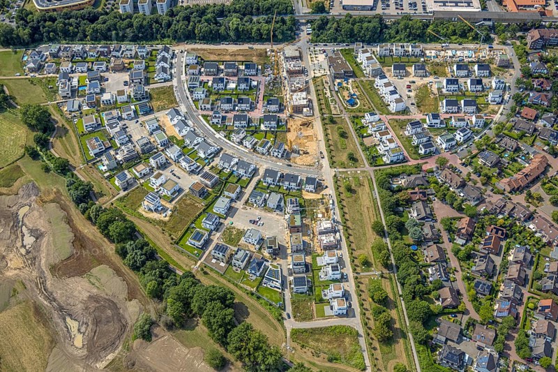 Aerial view, Duisburg-Süd, residential area Angerbogen, Am Alten Angerbach, semi-circular new housing estate, commercial area Xella International GmbH and Edeka E-Center Angerbogen, roofed railway station Angerbogen, behind the Rahmer See, Huckingen, Duisburg, Ruhr area, North Rhine-Westphalia, Germany, Ruh