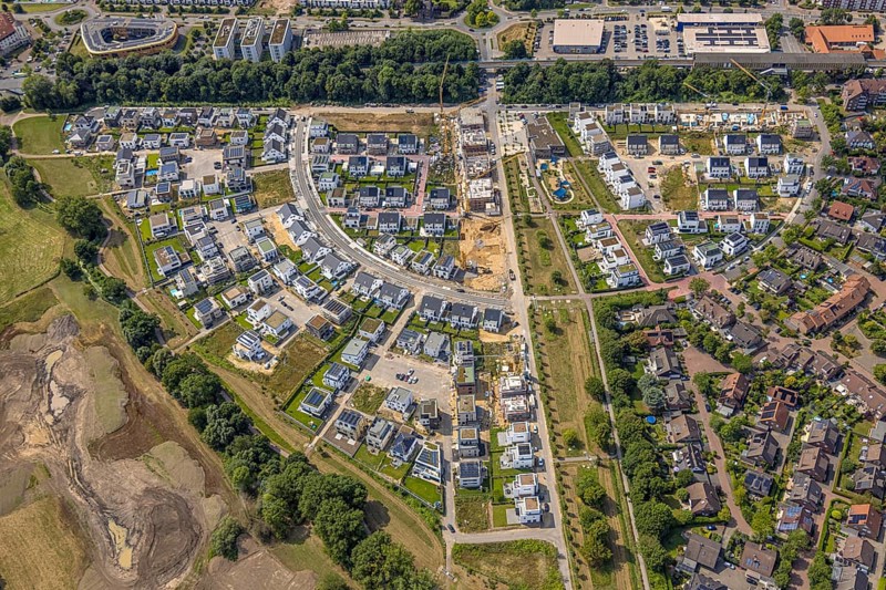 Aerial view, Duisburg-Süd, residential area Angerbogen, Am Alten Angerbach, semi-circular new housing estate, commercial area Xella International GmbH and Edeka E-Center Angerbogen, roofed railway station Angerbogen, behind the Rahmer See, Huckingen, Duisburg, Ruhr area, North Rhine-Westphalia, Germany, Ruh