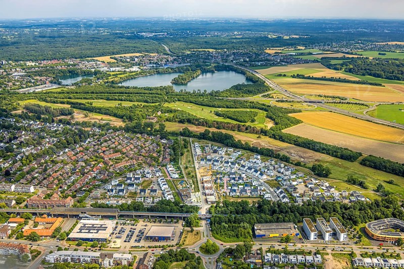 Aerial view, Duisburg-Süd, residential area Angerbogen, Am Alten Angerbach, semi-circular new housing estate, commercial area Xella International GmbH and Edeka E-Center Angerbogen, roofed railway station Angerbogen, behind the Rahmer See, Huckingen, Duisburg, Ruhr area, North Rhine-Westphalia, Germany, Ruh