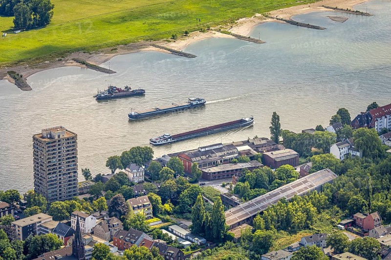 Aerial view, inland navigation on the Rhine past the Hotel Rheingarten high-rise building, abandoned former factory Schmitz Söhne Maschinenbau, Schiffersteig, Alt-Homberg, Duisburg, Ruhr area, North Rhine-Westphalia, Germany, DE, Europe, aerial view, aerial photography, aerial photography, overview, bird's-eye view, overview