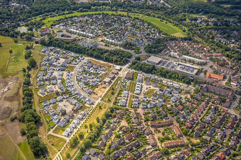 Aerial view, Duisburg-Süd, residential area Angerbogen, Am Alten Angerbach, semi-circular new housing estate, commercial area Xella International GmbH and Edeka E-Center Angerbogen, roofed railway station Angerbogen, behind the Rahmer See, Huckingen, Duisburg, Ruhr area, North Rhine-Westphalia, Germany, Ruh