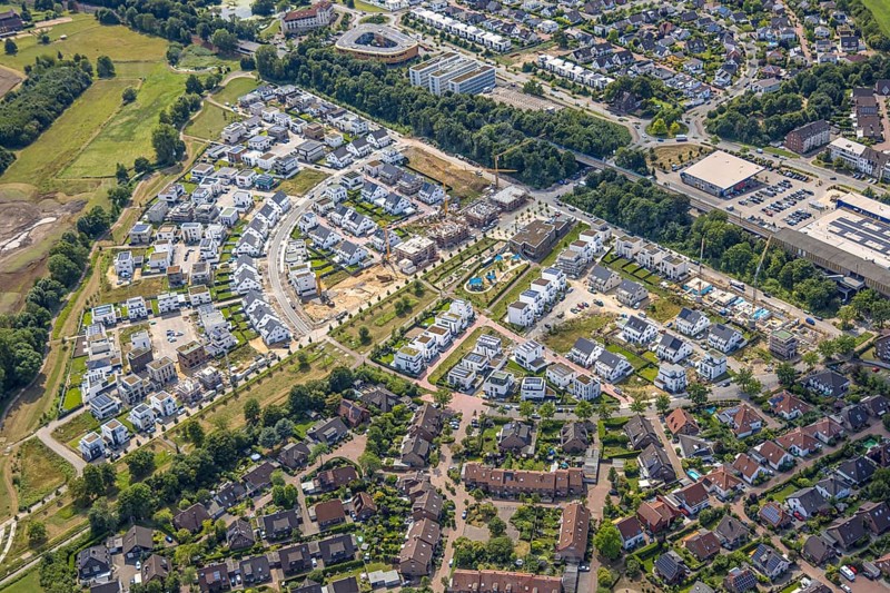 Aerial view, Duisburg-Süd, residential area Angerbogen, Am Alten Angerbach, semi-circular new housing estate, commercial area Xella International GmbH and Edeka E-Center Angerbogen, roofed railway station Angerbogen, behind the Rahmer See, Huckingen, Duisburg, Ruhr area, North Rhine-Westphalia, Germany, Ruh
