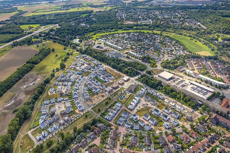 Aerial view, Duisburg-Süd, residential area Angerbogen, Am Alten Angerbach, semi-circular new housing estate, commercial area Xella International GmbH and Edeka E-Center Angerbogen, roofed railway station Angerbogen, behind the Rahmer See, Huckingen, Duisburg, Ruhr area, North Rhine-Westphalia, Germany, Ruh